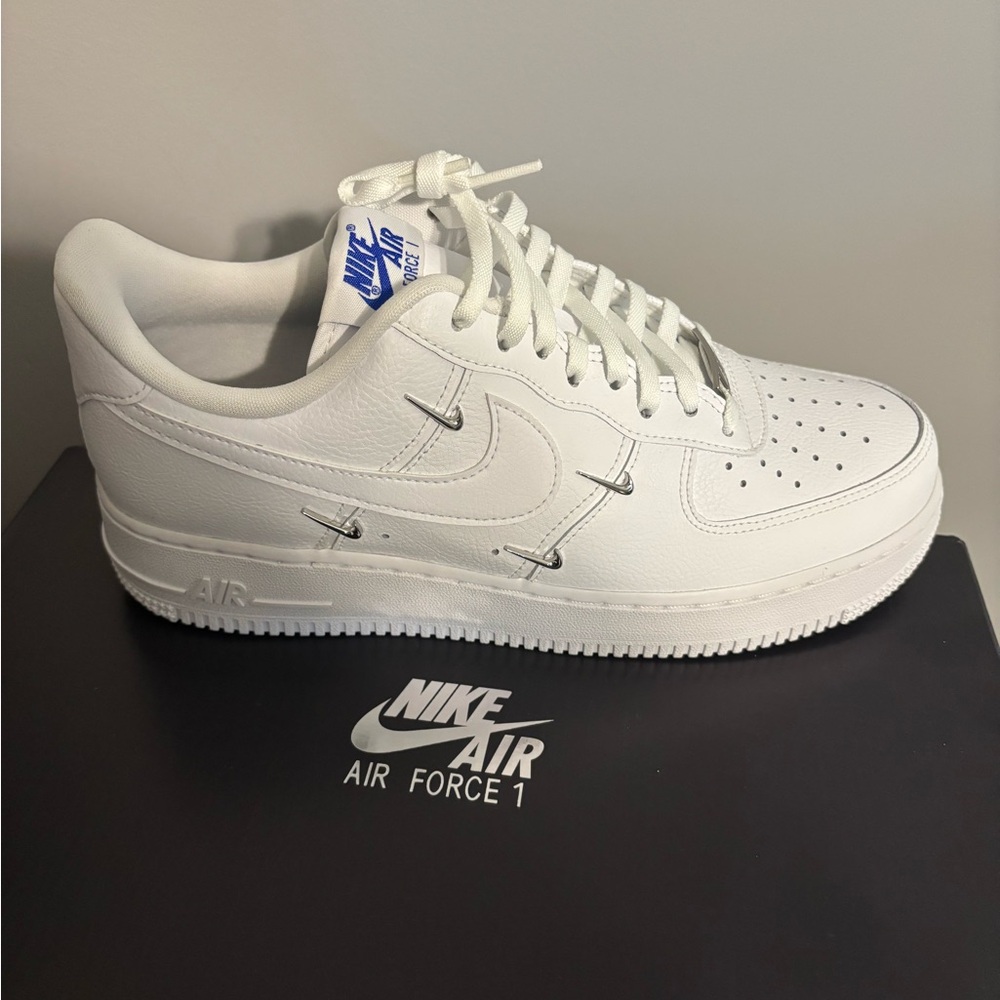 Nike Women's Air Force 1.